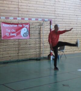 Pied et main se joignent