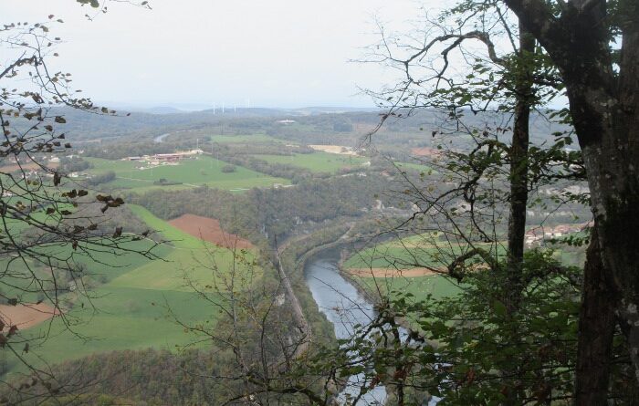 Vue sur la vallée du Doubs depuis la crête de Bretigney