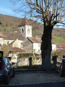 Cussey sur Lison église et parking
